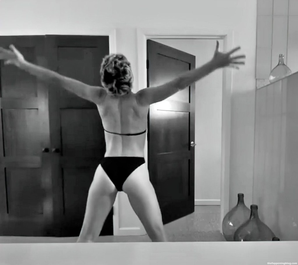 Evandelin Lilly stay alive in a swimsuit