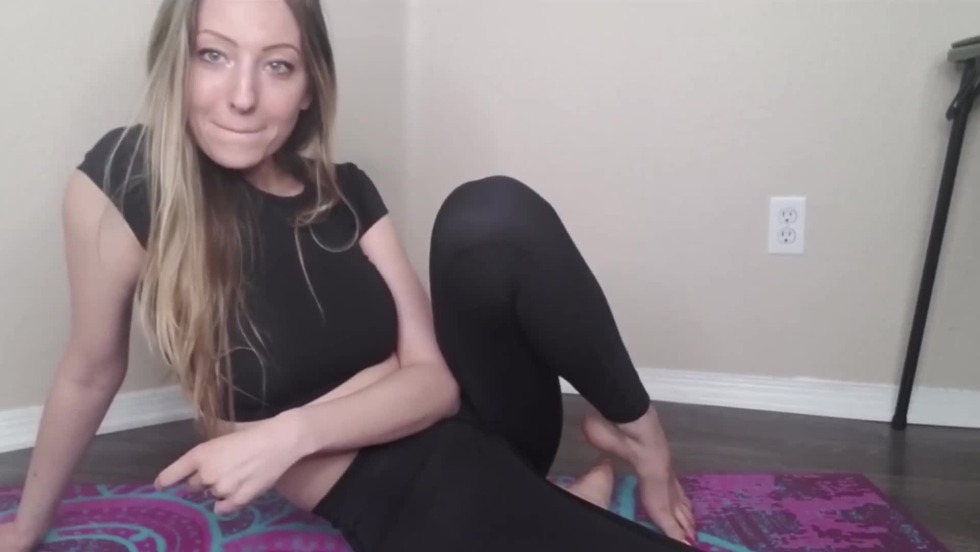 Full growth naked Mandy Muse