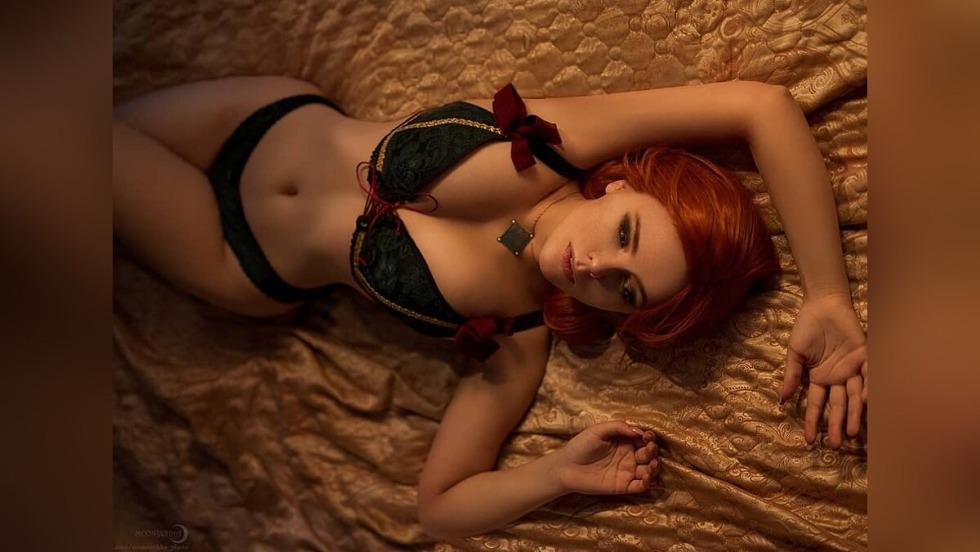 Stranger Claire and Jamie love scenes