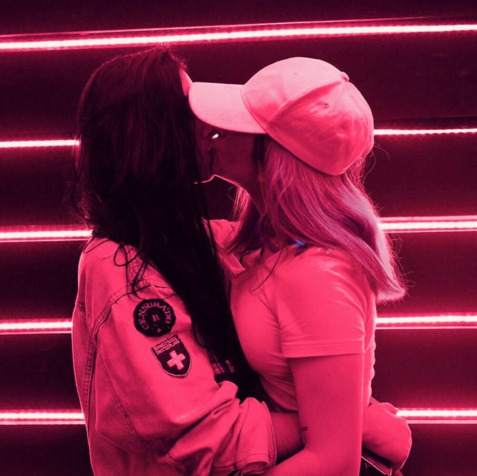 Kiss girls aesthetics