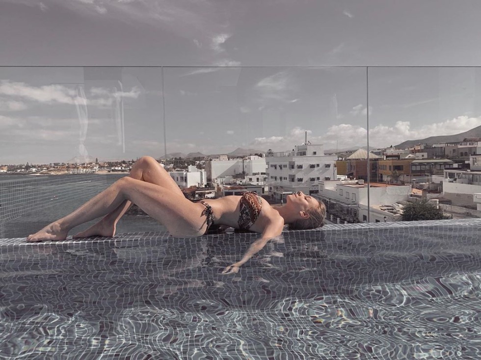 Эстер Экспозито грудь элита