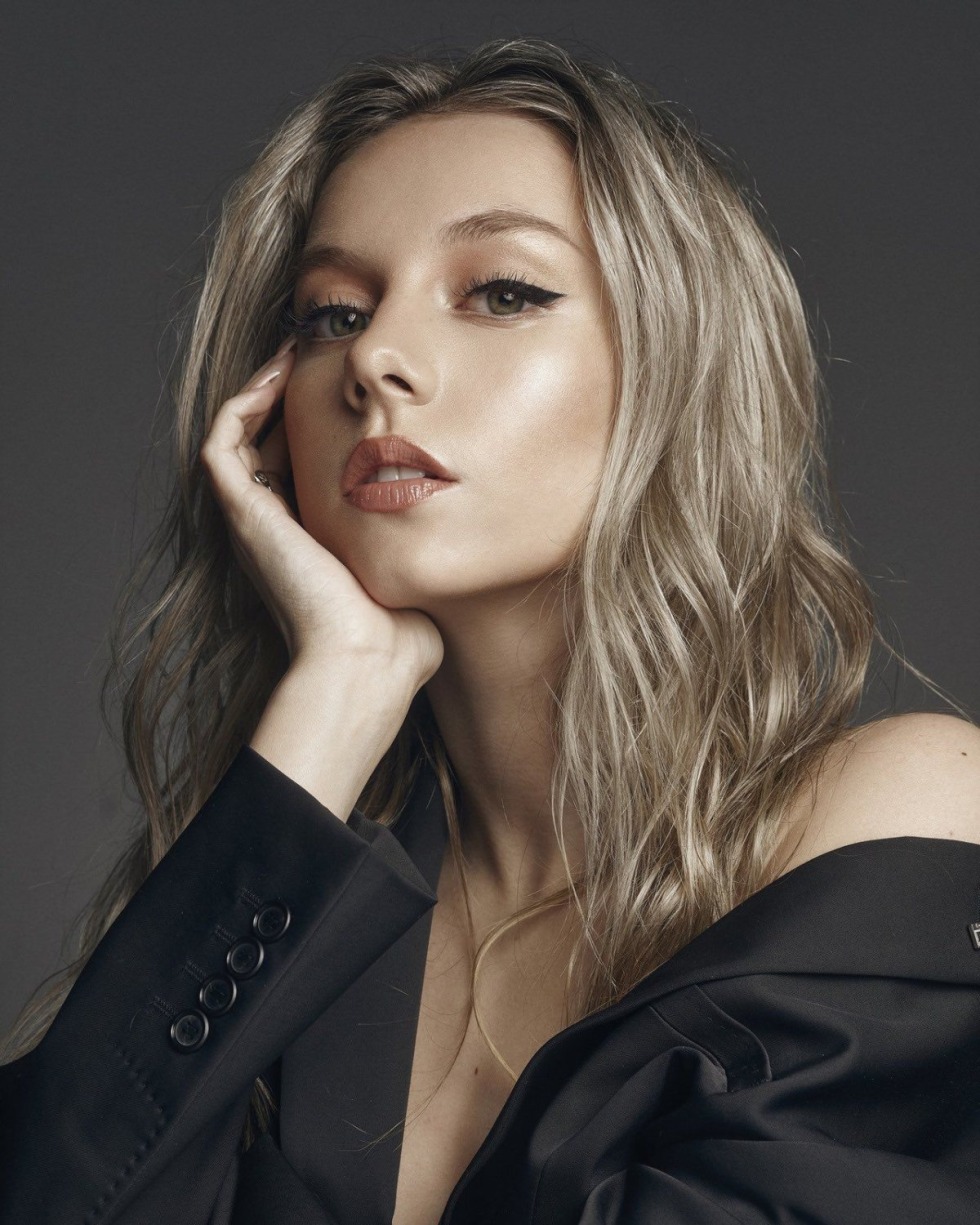 Эстер Эспозито 18 +