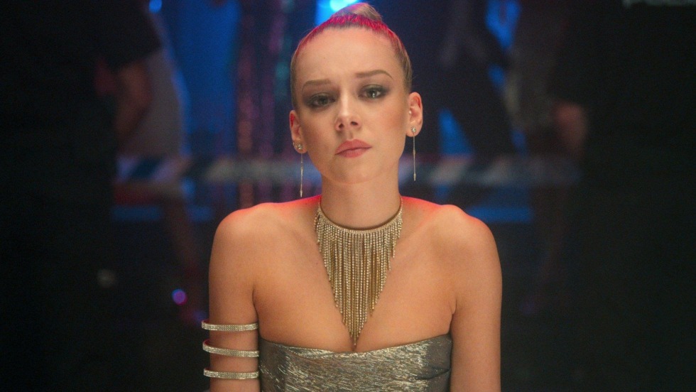 Эстер Экспозито в платье