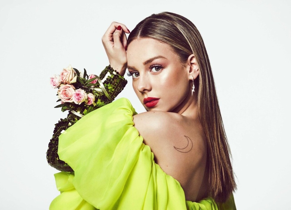 Эстер Экспозито сиськи