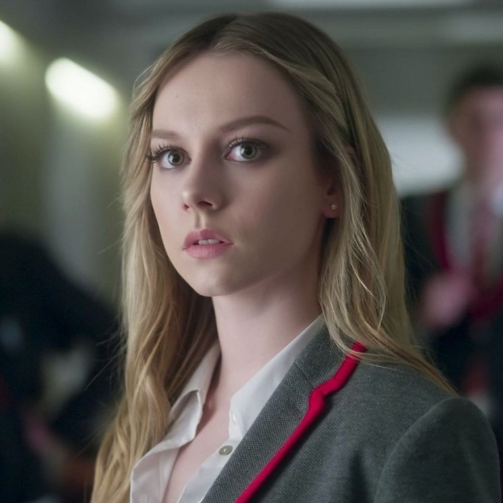 Эстер Экспозито hot