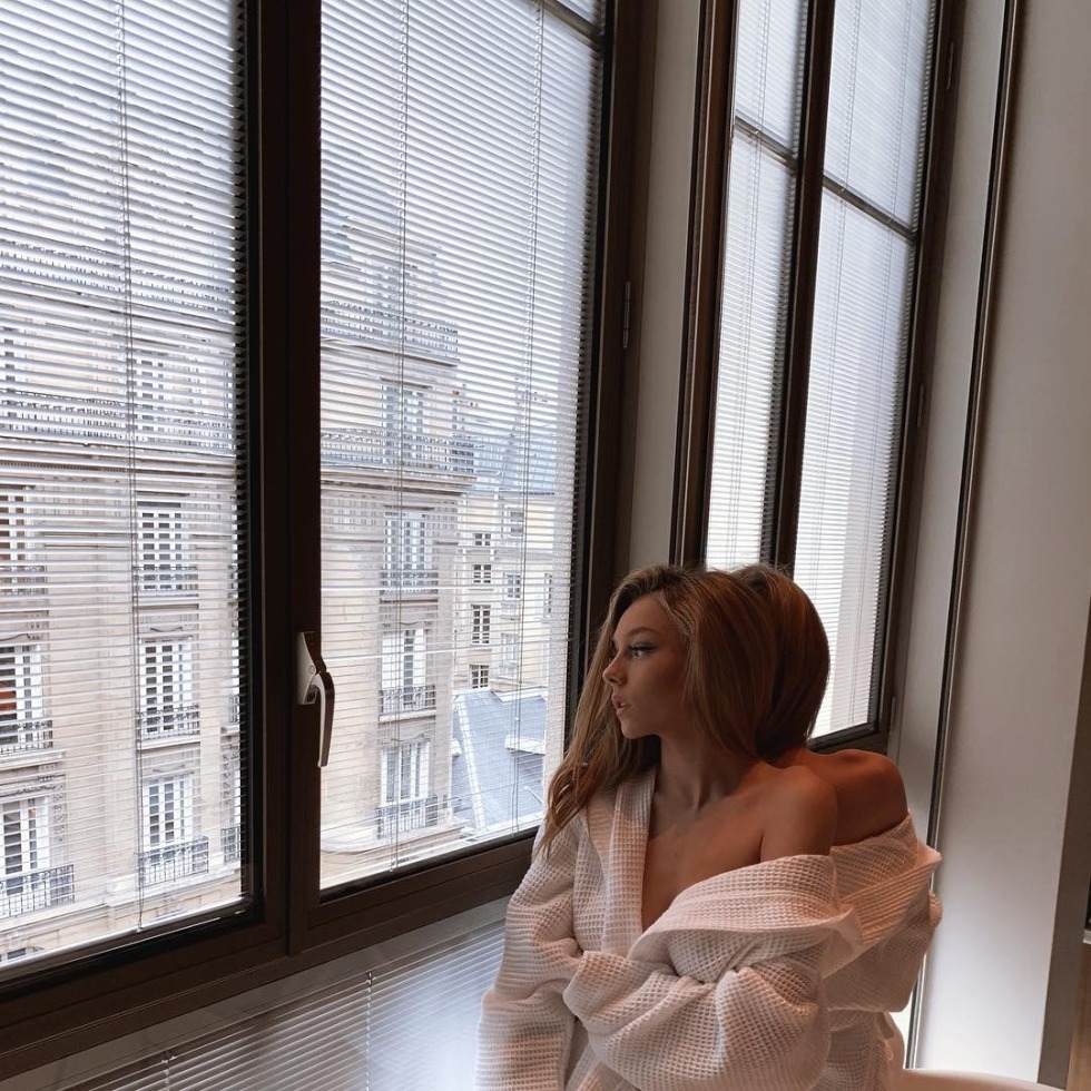 Эстер Эспозито в купальнике элита