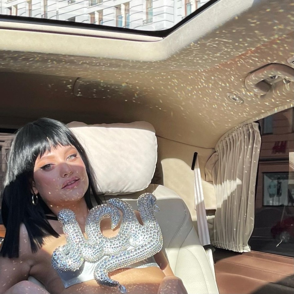 Glucose singer in a dress