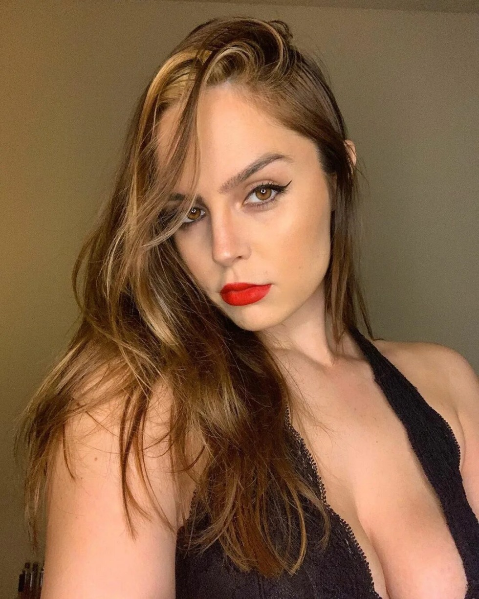 Erotic photo gallery naked Abigail Mac